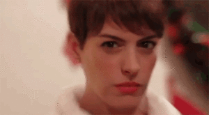 Anne Hathaway GIF. Film Gifs Filmsterren Anne hathaway Alleen Zwart en wit Eenzaam 