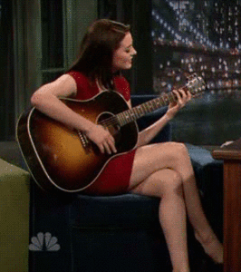 Anne Hathaway GIF. Gifs Filmsterren Anne hathaway Lip sync battle Emily blunt Dorks 