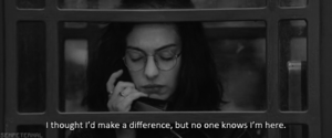 Anne Hathaway GIF. Film Gifs Filmsterren Anne hathaway Alleen Zwart en wit Eenzaam 