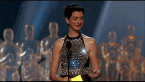 Anne Hathaway GIF. Jake Gifs Filmsterren Anne hathaway Liefde abd andere drugs 