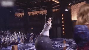 Anne Hathaway GIF. Gifs Filmsterren Anne hathaway Lip sync battle 