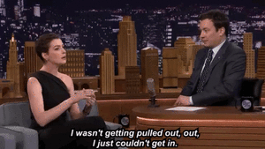 Anne Hathaway GIF. Film Gifs Filmsterren Anne hathaway Alleen Zwart en wit Eenzaam 