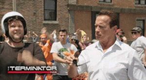 Arnold Schwarzenegger GIF. Bioscoop Geweer Terminator Gifs Filmsterren Arnold schwarzenegger Motorfiets Terminator 2 