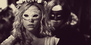 Ashley Benson GIF. Pretty little liars Gifs Filmsterren Ashley benson Pll Hanna marin Pictog 