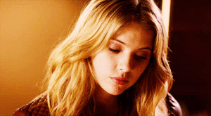Ashley Benson GIF. Pretty little liars Rood Gifs Filmsterren Ashley benson Ashley benson s 