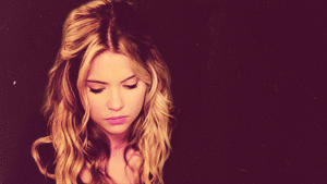 Ashley Benson GIF. Pretty little liars Gifs Filmsterren Ashley benson Pll Hanna marin Hann Cupcake gezicht 