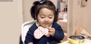 Baby GIF. Baby Gifs Achterdochtig Het eten 