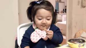 Baby GIF. Dieren Bulldog Baby Gifs Hond Vloer Kruipen Interessant 