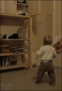 Baby GIF. Baby Baseball Kinderen Schommel Vleermuis Gifs Mislukken Headshot Hoofd 