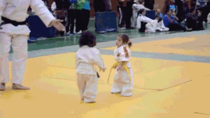 Baby GIF. Karate Schattig Baby Gifs Onhandig Gevecht 