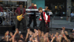 Baby GIF. Dieren Baby Leeuw Gifs Partij Zo hongerig Hes slechts een kleine zebra Leeuw probeert bab 