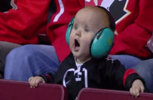 Baby GIF. Hockey Schattig Baby Oorwarmers Gifs Luid Geamuseerd Oortelefoons 
