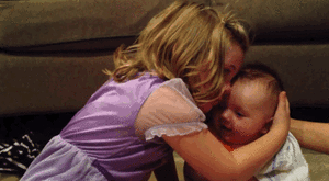 Baby GIF. Dieren Baby Leeuw Gifs Partij Zo hongerig Hes slechts een kleine zebra Leeuw probeert bab 