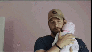Baby GIF. Baby Gifs Filmsterren Bradley cooper Babypop Amerikaanse sluipschutter Fake kindje 