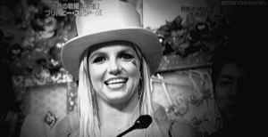 Britney Spears GIF. Huilen Muziek Artiesten Britney spears Gifs Zwart en wit Muziekvideo 