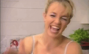 Britney Spears GIF. Artiesten Britney spears Gifs  Lachend Glimlachen Beschaamd Facepalm Achter de coulissen 