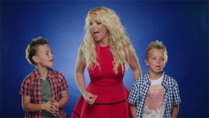Britney Spears GIF. Dansen Artiesten Britney spears Gifs Glimlachen Grappig gezicht Mic 