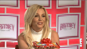 Britney Spears GIF. Artiesten Britney spears Gifs Onhandig Nerveus Lachend Glimlachen 