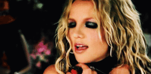 Britney Spears GIF. Artiesten Britney spears Gifs Glimlachen Muziekvideo Hair flip Oops Popster 