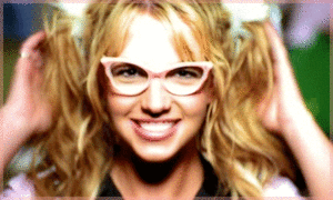 Britney Spears GIF. Artiesten Britney spears Gifs Glimlachen Muziekvideo Hair flip Oops Popster 