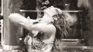 Britney Spears GIF. Artiesten Britney spears Gifs Glimlachen Muziekvideo Hair flip Oops Popster 