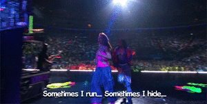 Britney Spears GIF. Dansen Artiesten Britney spears Gifs Opgewonden Jumping Blond Het zingen Tweesprong Slaapkamer 