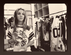 Britney Spears GIF. Artiesten Britney spears Gifs Brunette Hair flip 