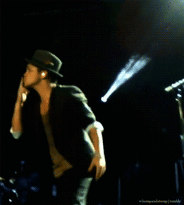 Bruno Mars GIF. Artiesten Bruno mars Sexy Gifs Glimlach Lindo 