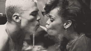 Rihanna GIF. Meisje Artiesten Roken Rihanna Rook Gifs Onkruid  Heet Paar Zwart en wit Mmm Swag We found love 