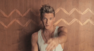 Cody Simpson GIF. Artiesten Gifs Cody simpson Australisch Skateboard Longboard 
