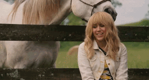 Hannah Montana GIF. Artiesten Hannah montana Miley cyrus Gifs Emily osment 