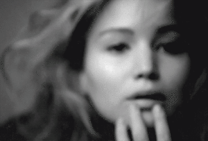 Jennifer Lawrence GIF. Gifs Filmsterren Jennifer lawrence Ophalen Schouderophalend 