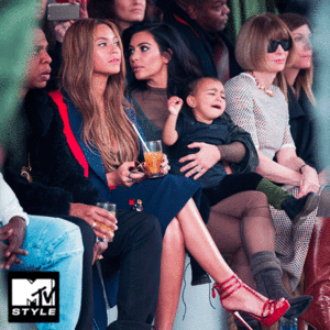 Kanye West GIF. Huilen Artiesten Gifs Kanye west Kim kardashian Modeshow Noord west 