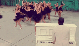 Kanye West GIF. Ballet Artiesten Piano Gifs Kanye west Ren weg 