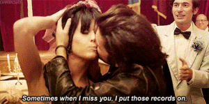 Katy Perry GIF. Artiesten Katy perry Gifs Ophalen Schouderophalend Meh Idk Wat dan ook 