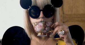 Lady Gaga GIF. Muziek Bioscoop Artiesten Drinken Lady gaga Mode Thee Roze Gifs Stijl Girly Beker Gaga Theetij 