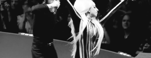 Lady Gaga GIF. Artiesten Lady gaga Gifs Mislukken Prestatie Mic Een backup danser 