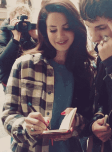 Lana Del Rey GIF. Artiesten Koningin Gifs Lana del rey Glimlach Leven Gelukkig Lachend Podium Prestatie Born to die 
