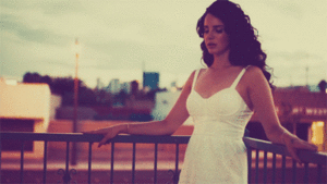 Lana Del Rey GIF. Artiesten Gifs Lana del rey Glimlach Knal Lachend Mooi Zwart en wit 