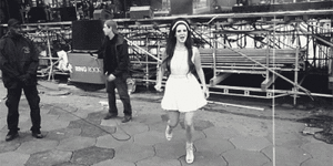 Lana Del Rey GIF. Artiesten Koningin Gifs Lana del rey Glimlach Leven Gelukkig Lachend Podium Prestatie Born to die 