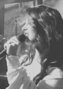 Lana Del Rey GIF. Artiesten Baby Ogen Haar Lucht Lana Blauw Rood Wit Gifs Lana del rey Wijnoogst De En De hemel 