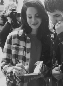 Lana Del Rey GIF. Artiesten Gifs Lana del rey Glimlach Knal Lachend Mooi Zwart en wit 