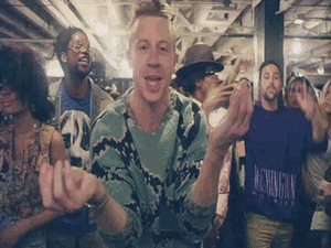 Macklemore GIF. Artiesten Gifs Macklemore Crazy handen Spaarzaamheid winkel music video 