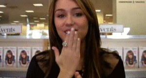 Miley Cyrus GIF. Artiesten Miley cyrus Gifs Wrecking ball Miley cyrus sloopkogel 