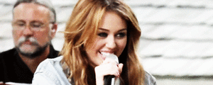 Miley Cyrus GIF. Artiesten Miley cyrus Gifs Wrecking ball Miley cyrus sloopkogel 