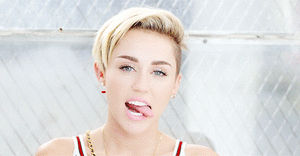 Miley Cyrus GIF. Artiesten Miley cyrus Tong Gifs 2013 Griezelig Likken Vreemd Snl 
