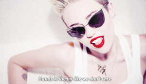 Miley Cyrus GIF. Artiesten Miley cyrus Gifs Fysica Wrecking ball Natuurkunde professor 