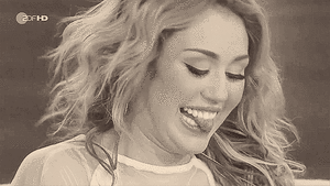 Miley Cyrus GIF. Artiesten Miley cyrus Gifs Amas2013 Wrecking ball 