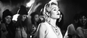 Miley Cyrus GIF. Artiesten Miley cyrus Roken Gifs Muziekvideo 23 Trending 