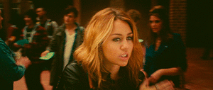 Miley Cyrus GIF. Boos Artiesten Miley cyrus Dronken Gifs  Gek 